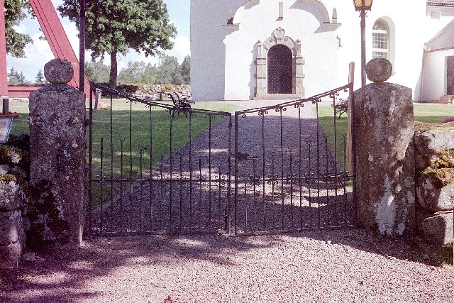 Skörstorps kyrkogård grindar i södra kyrkogårdmuren. Negnr 01/278:4a