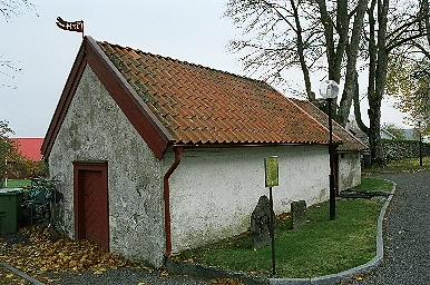 Den sk "vinkällaren" norr om Horreds kyrka, från SV.