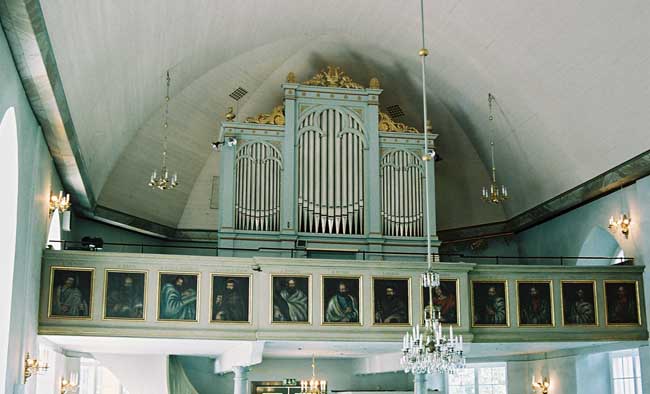 Orgeln och läktarbröstningen i väster. 