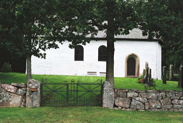 Sundals-Ryrs gamla kyrka från söder.