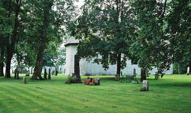 Kyrkogården norr om kyrkan. 