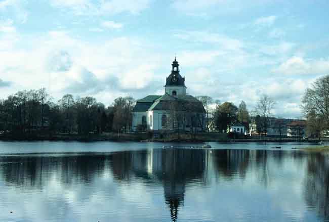 Filipstads kyrka från östra sidan av sjön Daglösen.
