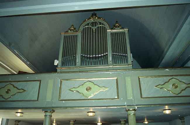Orgelläktaren med orgelfasaden.