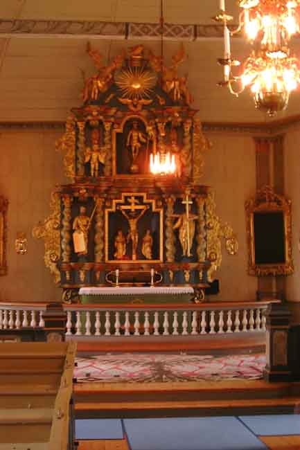 Norra Ny kyrka, interiör, koret med altaruppsats.