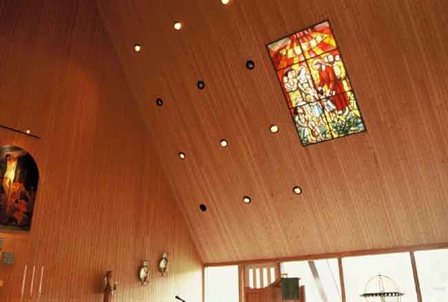 Norra Finnskoga kyrka, takfönster med glasmålning bevarad från den tidigare kyrkan.