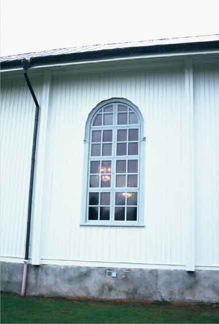 Södra Finnskoga kyrka, fasad med rundbågiga fönster.