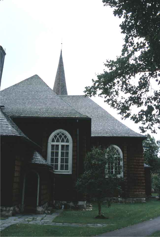 Östmarks kyrka från söder med del av sakristian.