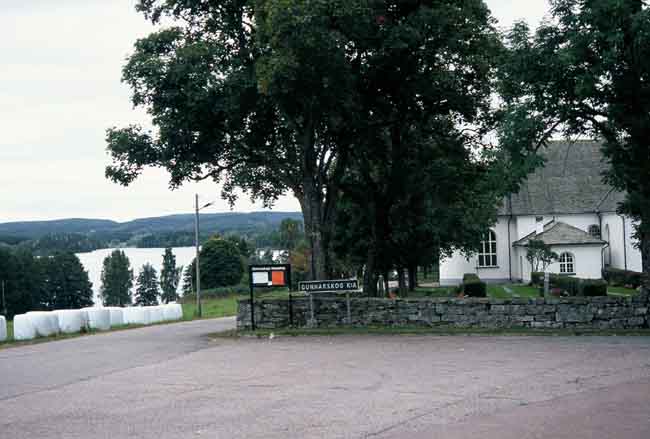 Miljön norr om Gunnarskogs kyrka, med utsikt över sjön Gunnern.