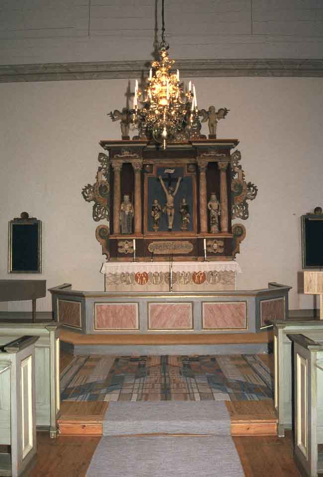 Koret med altaruppsats från gamla kyrkan.