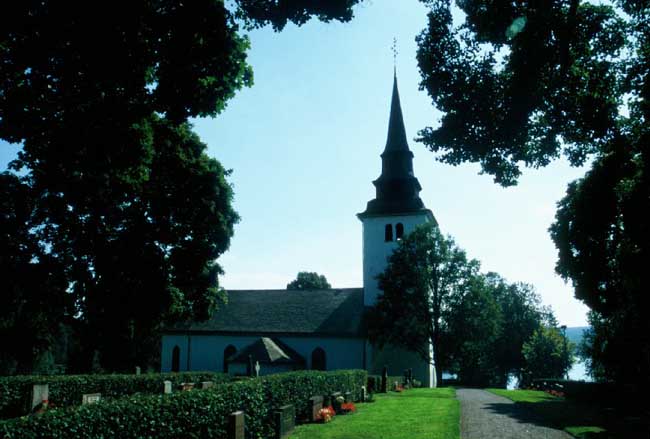 Stavnäs kyrka från norr med del av kyrkogården.