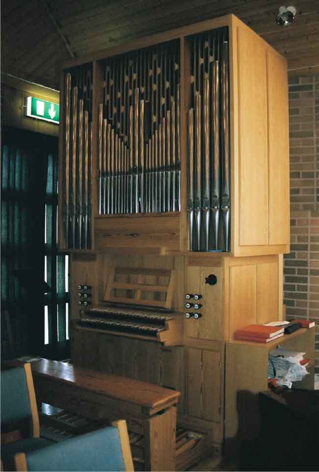 Österledskyrkan, interiört, orgeln placerad i kyrkorummets nordvästra hörn.