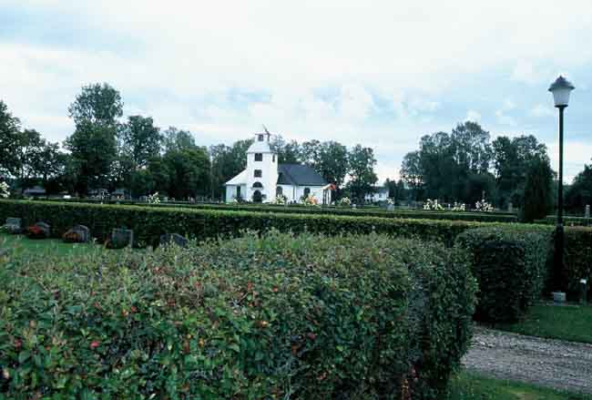 Övre Ulleruds kyrka ock kyrkogård från väster. 