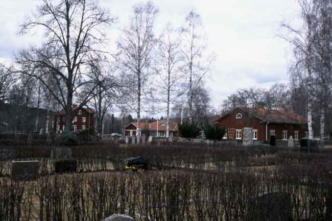 Erlandergården och den gamla klockaregården ligger nordväst om kyrkan.