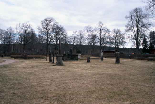 Äldre gravvårdar söder om kyrkan.