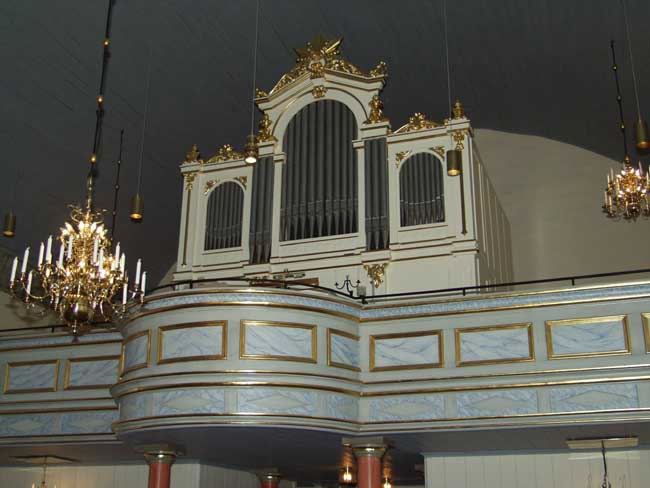 Interiör, klassicerande orgel.