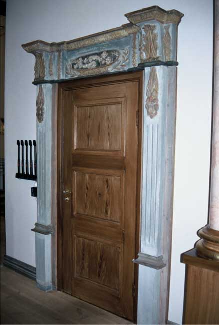 Portal från gamla kyrkan monterad vid sakristiedörren.
