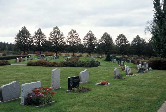 Nyare del av kyrkogården.