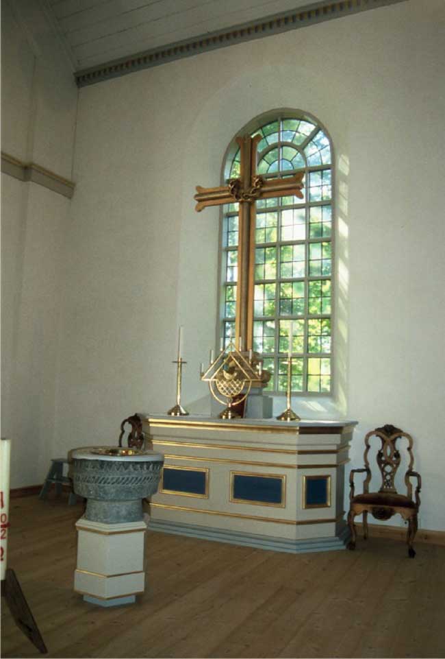 Interiör, dopaltare och dopfunt i korets södra del.
