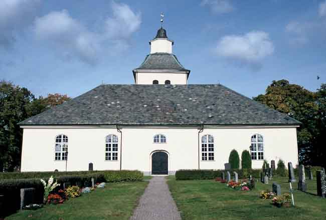Rudskoga kyrka från söder.