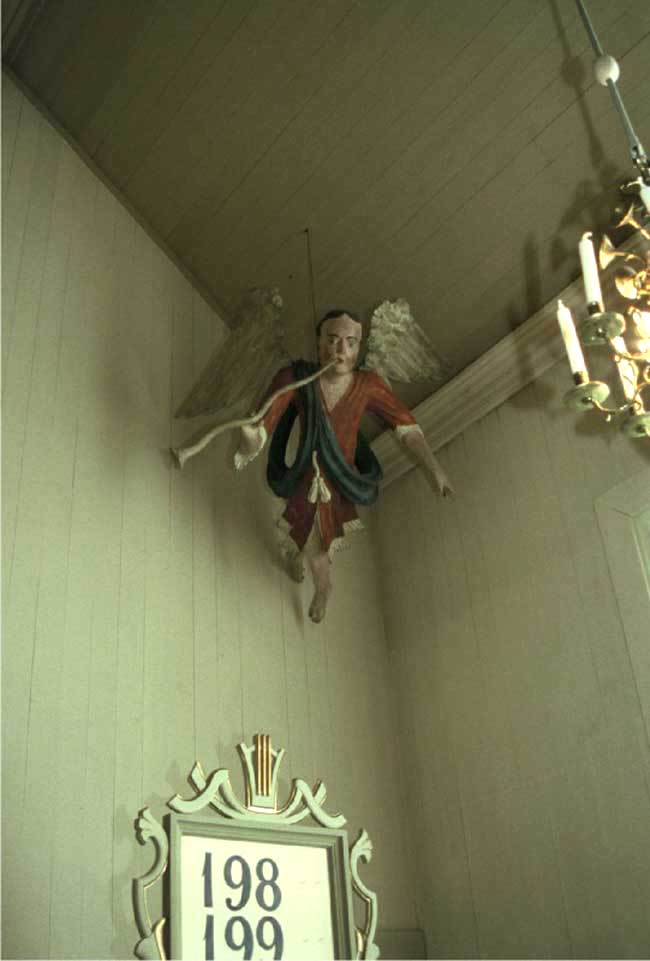 Interiör, ängel upphängd i koret.