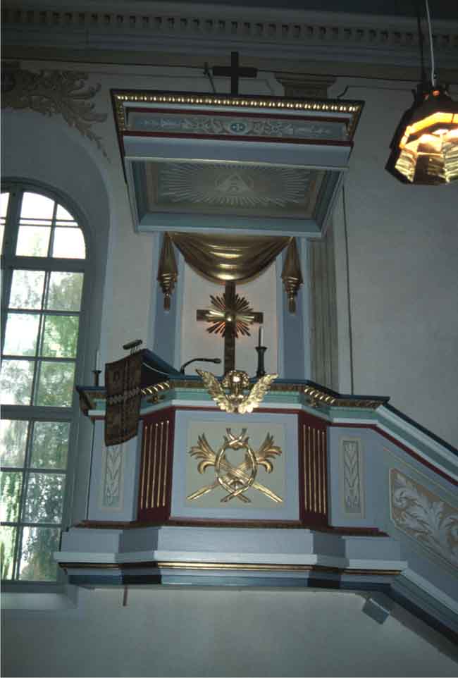Predikstol på korets västra sida.
