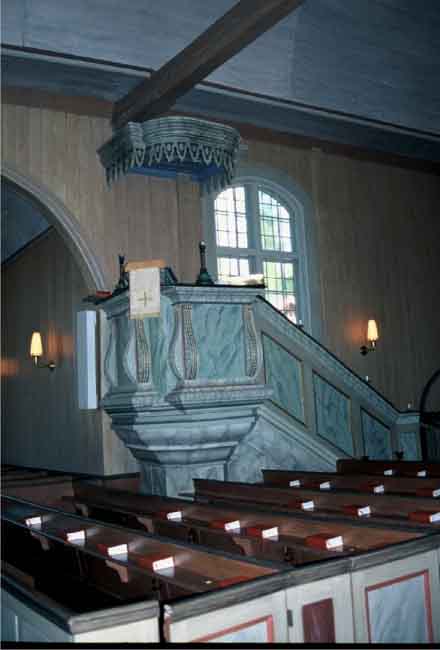 Predikstolen på korets norra vägg.