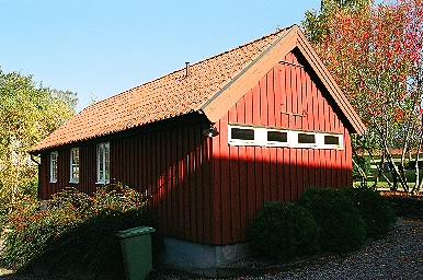 Ekonomibyggnaden norr om Hajoms kyrka, från SV.