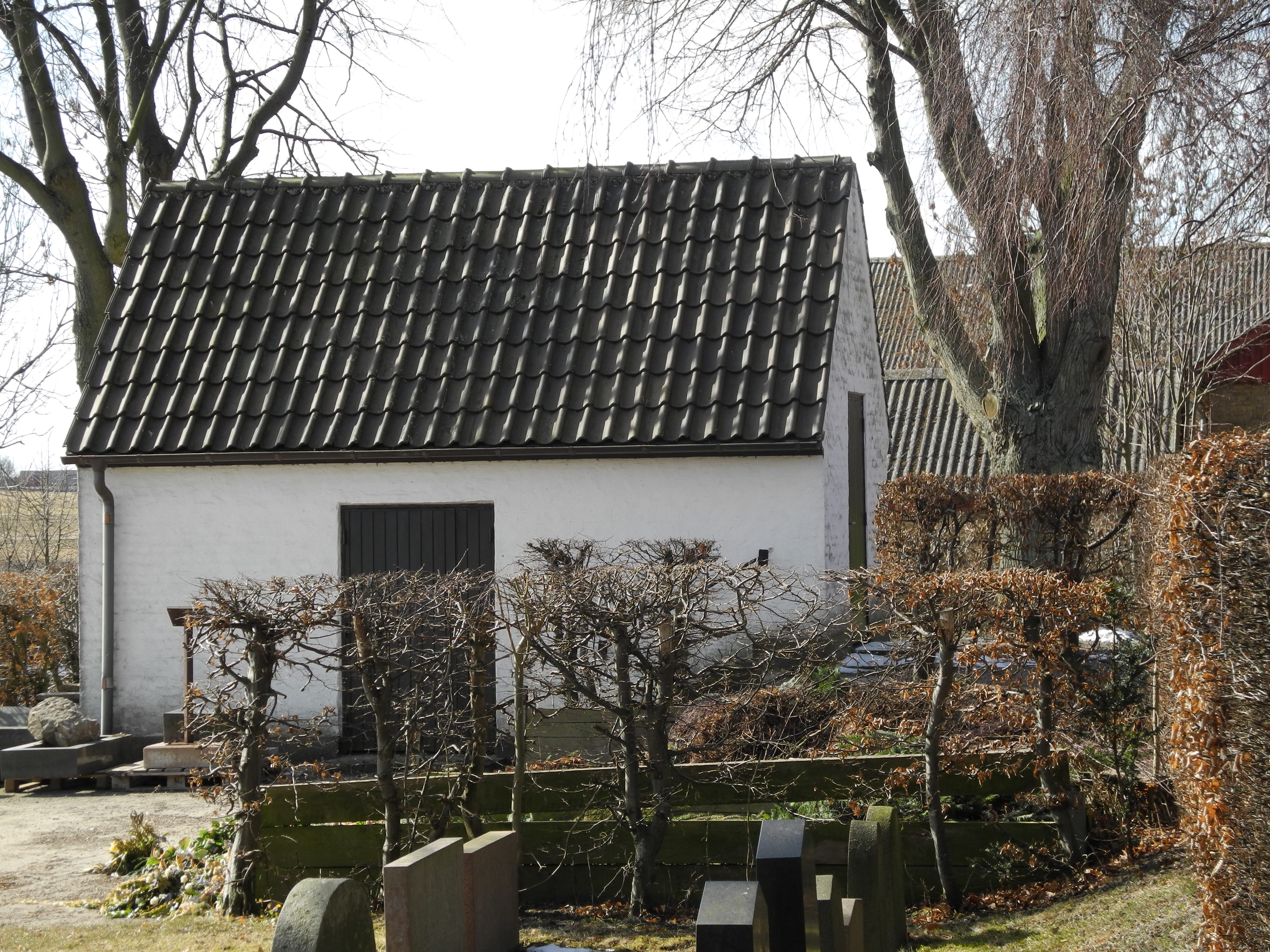 Flädie kyrkogård, ekonomibyggnad.