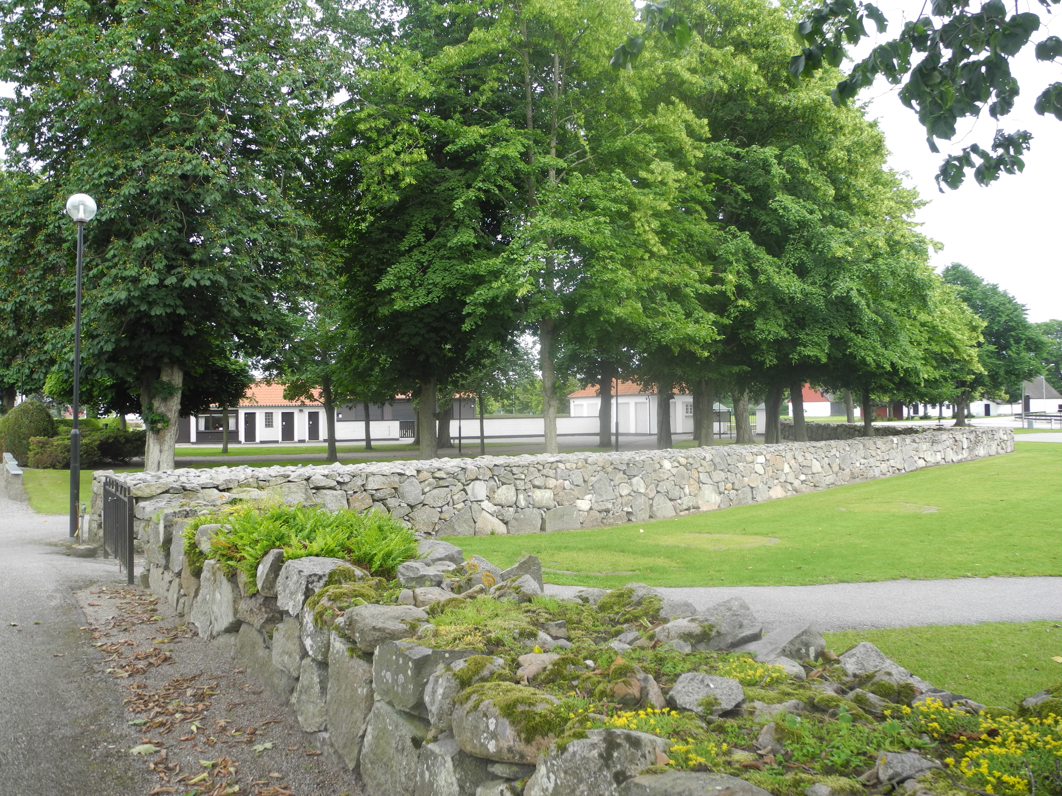 Mjällby kyrkogård, kyrkogårdsmuren.