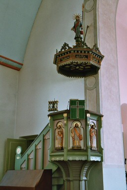 Predikstol med äldre ljudtak i Essunga kyrka. Neg.nr. 04/152:12. JPG.