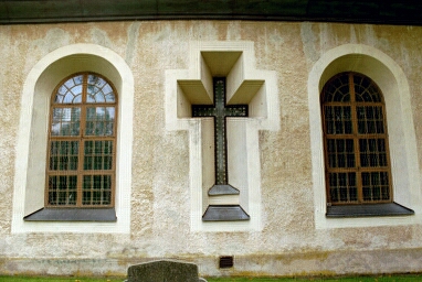 Vassända-Naglums kyrkas unika korsfönster i östgaveln.