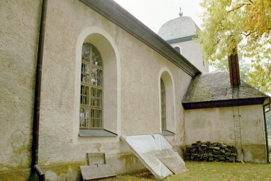 Vassända-Naglums kyrka har en sakristia mitt på norrfasaden.