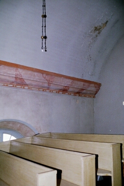 Vassända-Naglums kyrka, fuktskador i taket över läktaren.