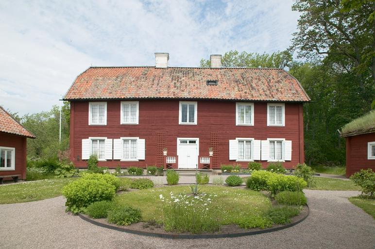 Linnés Hammarby. Huvudbyggnaden med flyglar.