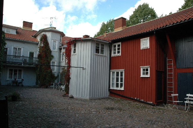 Karlborgska gården är en av Alingsås bäst bevarade borgargårdar med välbevarad bostad och ekonomibyggnader
