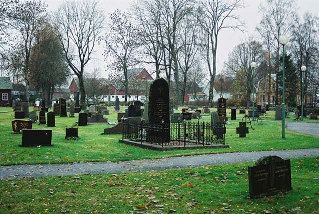 Kyrkogårdens västra del.