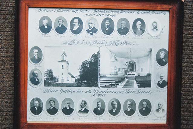 Minnestavla (1911) med foton av kyrkan och präster i församlingen.