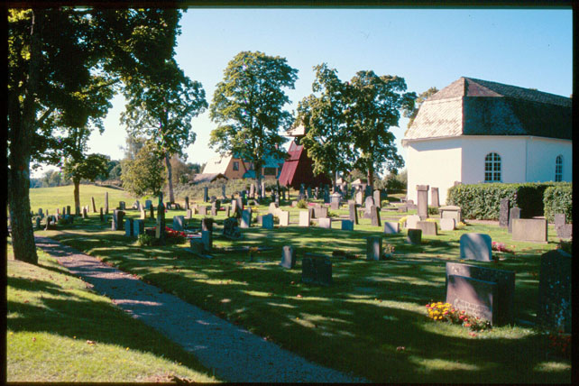 Kyrkogårdens östra del. Foto från nordost.