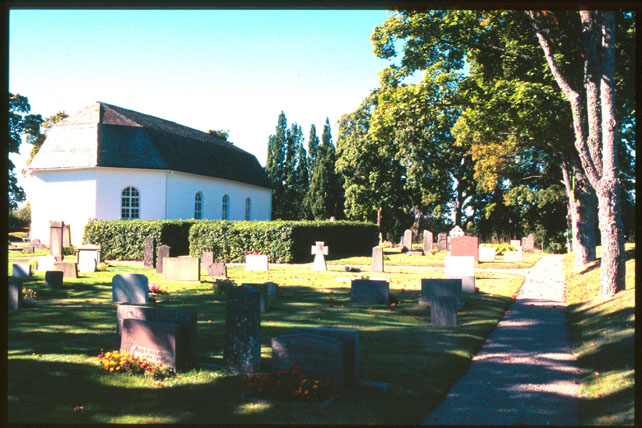 Kyrkogården öster och norr om kyrkan. Foto från öster.
