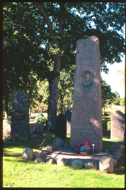 Konstnären Otto Hesselboms gravsten, strax väster om kyrkan.