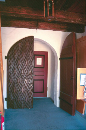 Vapenhuset med ingången till kyrkorummet.