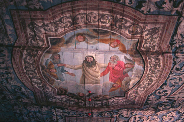 Del av kyrkorummets takmålningar. 