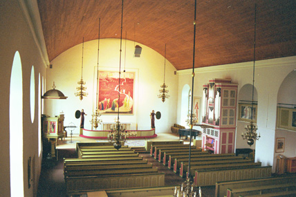 Kyrkorummet från västra läktaren, koret i fonden. 