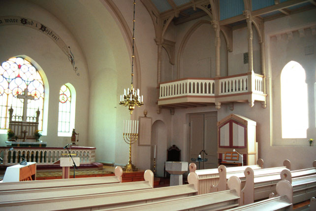 Kyrkorummet med koret och den ursprungliga orgelläktaren i söder.