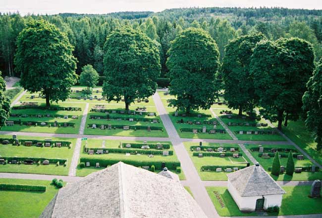 Kyrkogården öster om kyrkan, från tornet.