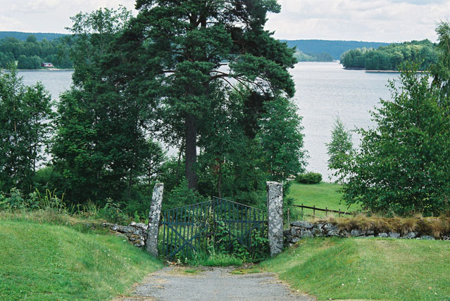 Äldre entré till kyrkogården från sjön Stora Le i öster. 
