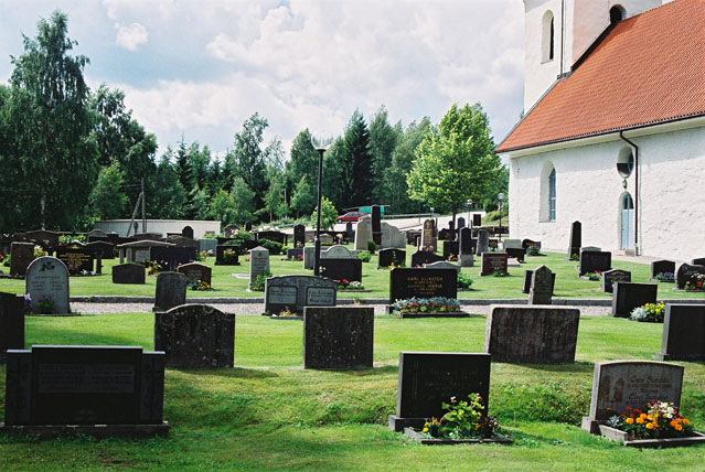 Kyrkogården söder om kyrkan. Foto från öster. 