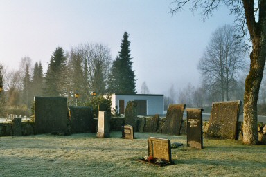 Parti av Blidsbergs kyrkogård med äldre gravstenar. Neg.nr. B963_019:23. JPG. 