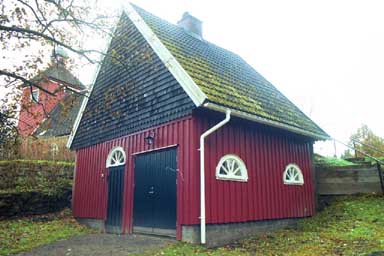 Bårhuset vid Mossebo kyrka, från SÖ.

