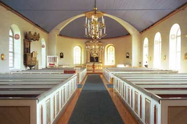 Långhus och kor i Länghems kyrka, från V.
 
